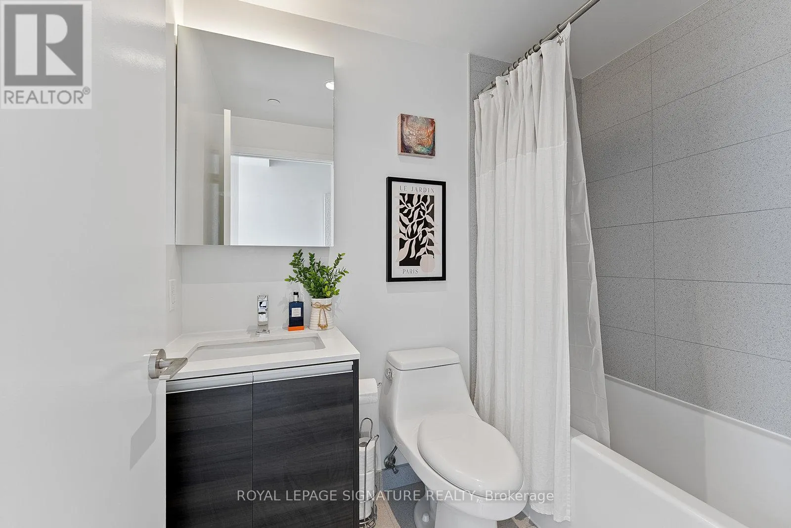 1021 - 1190 DUNDAS STREET E