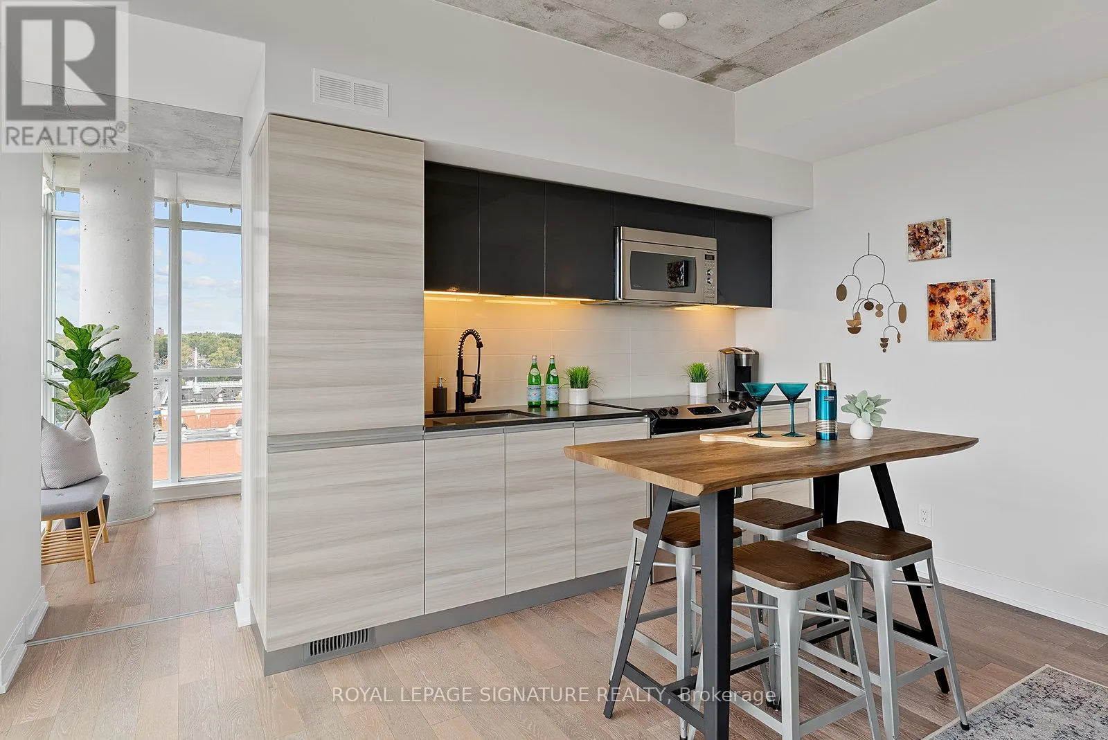 1021 - 1190 DUNDAS STREET E