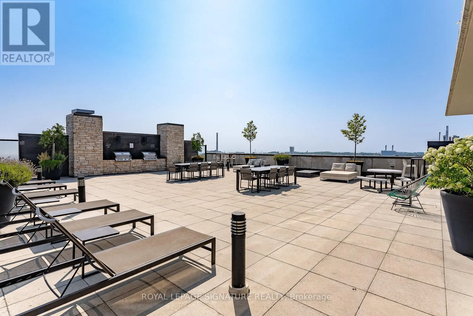 1021 - 1190 DUNDAS STREET E