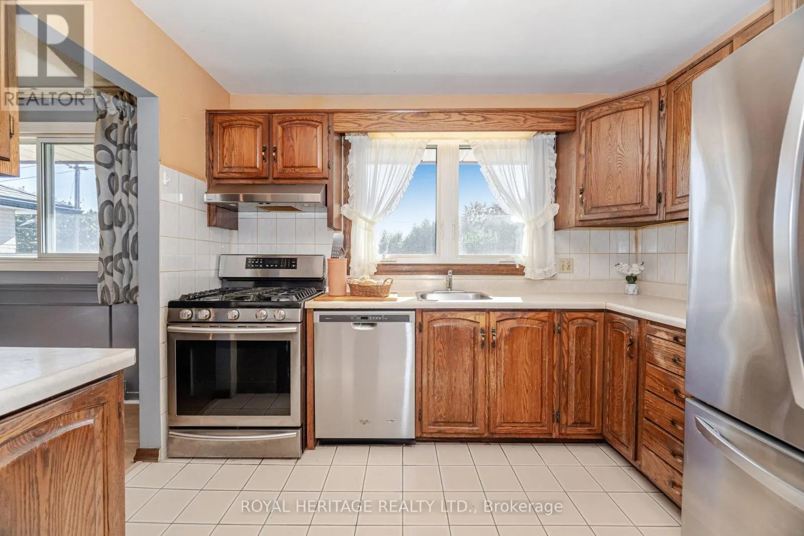 369 CARNABY COURT