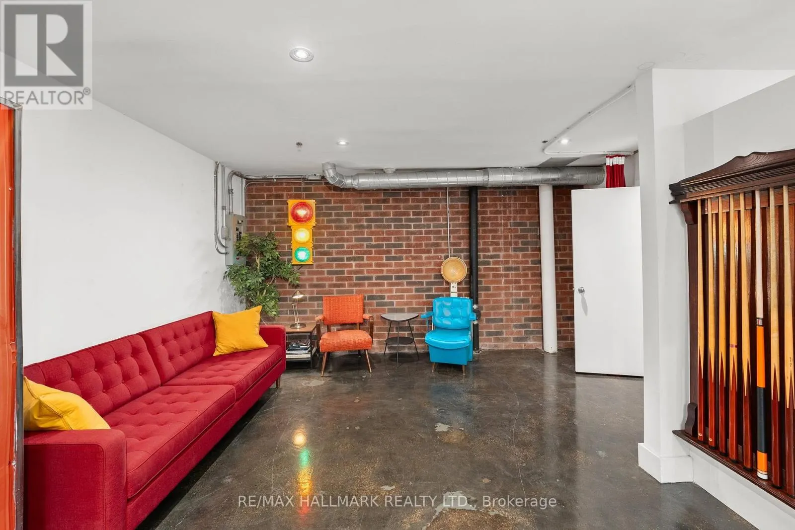 156 - 1159 DUNDAS STREET E
