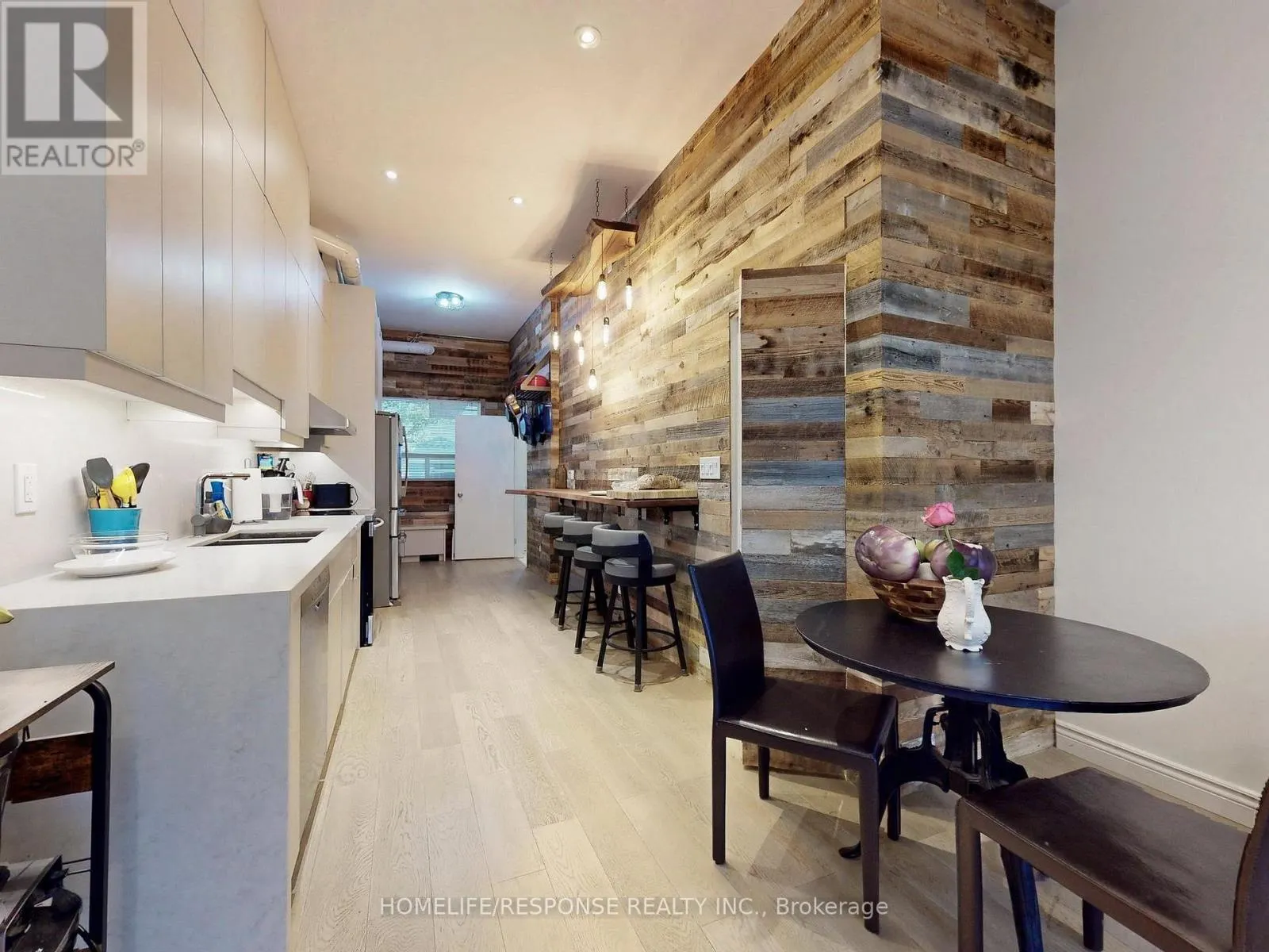 1095 DUNDAS STREET E