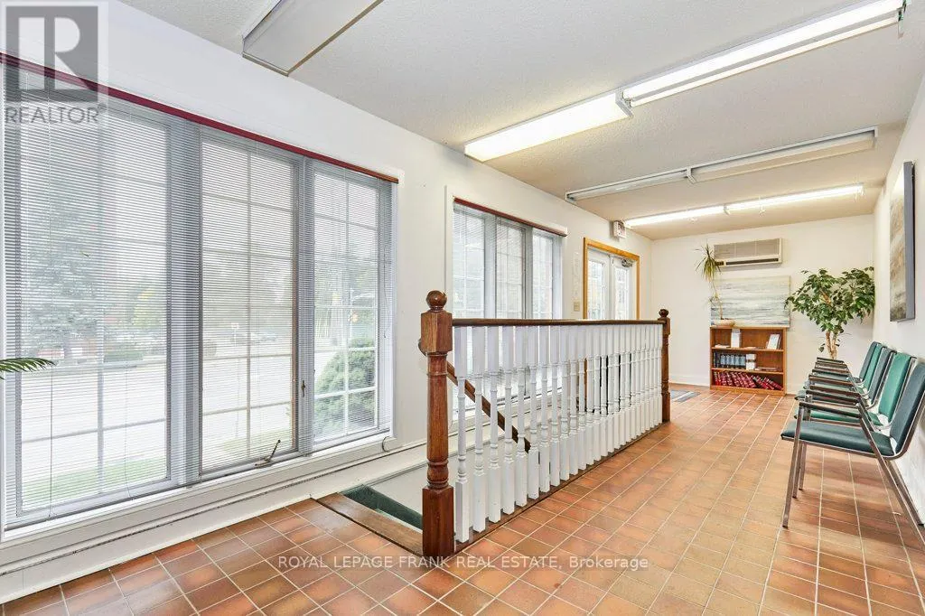 215 SIMCOE STREET N