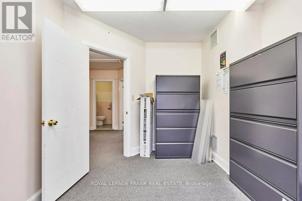 215 SIMCOE STREET N