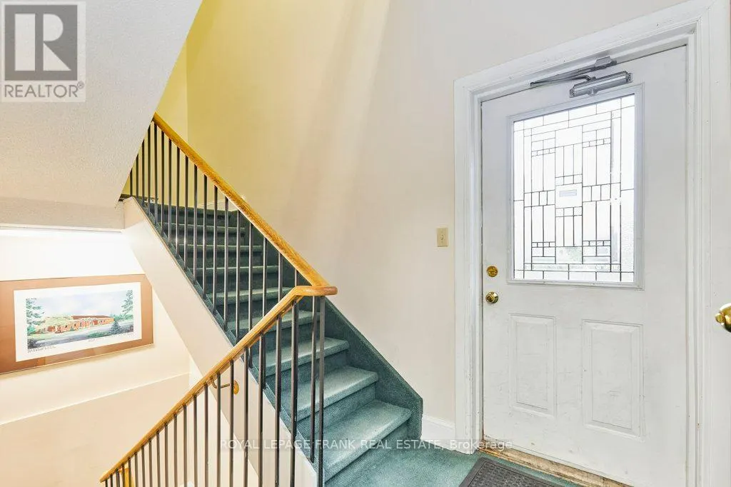 215 SIMCOE STREET N
