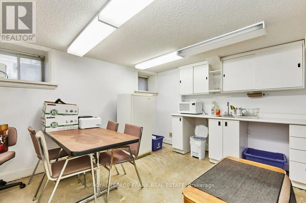 215 SIMCOE STREET N