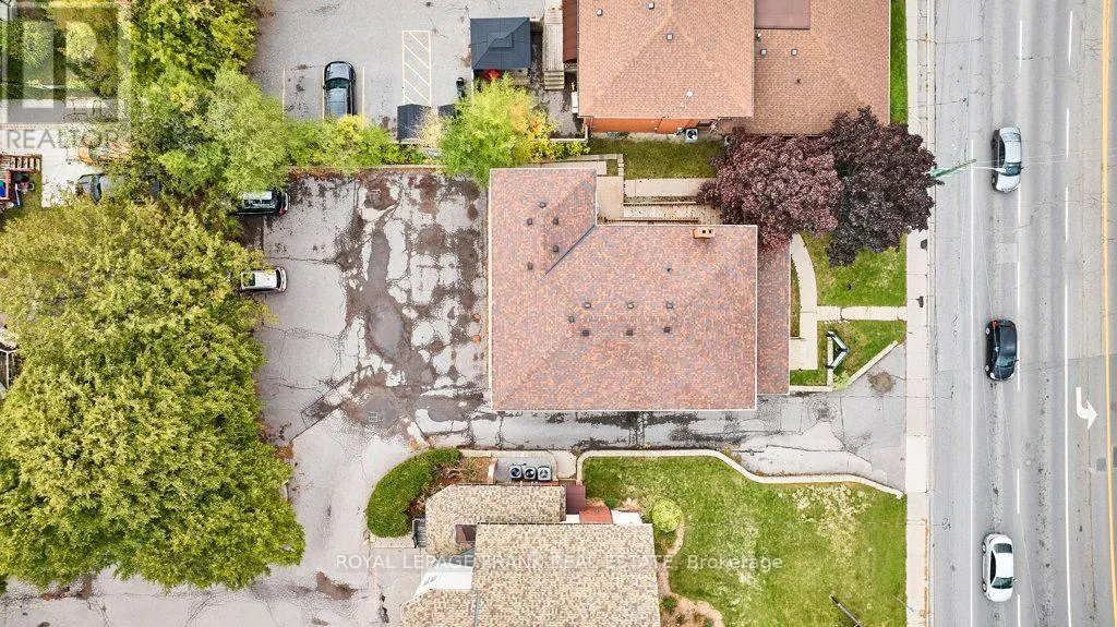 215 SIMCOE STREET N
