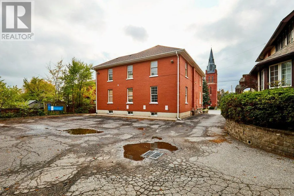 215 SIMCOE STREET N