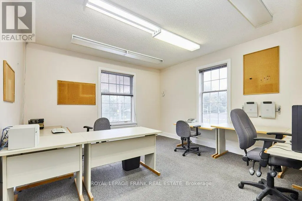 215 SIMCOE STREET N
