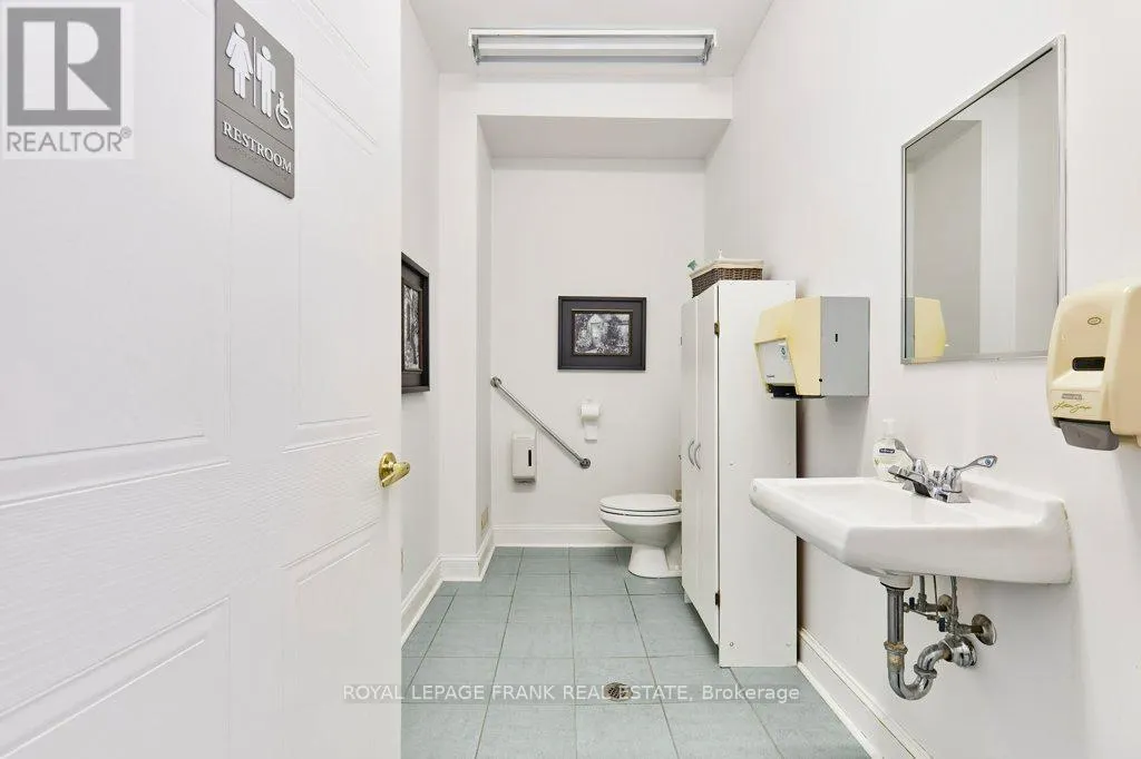 215 SIMCOE STREET N