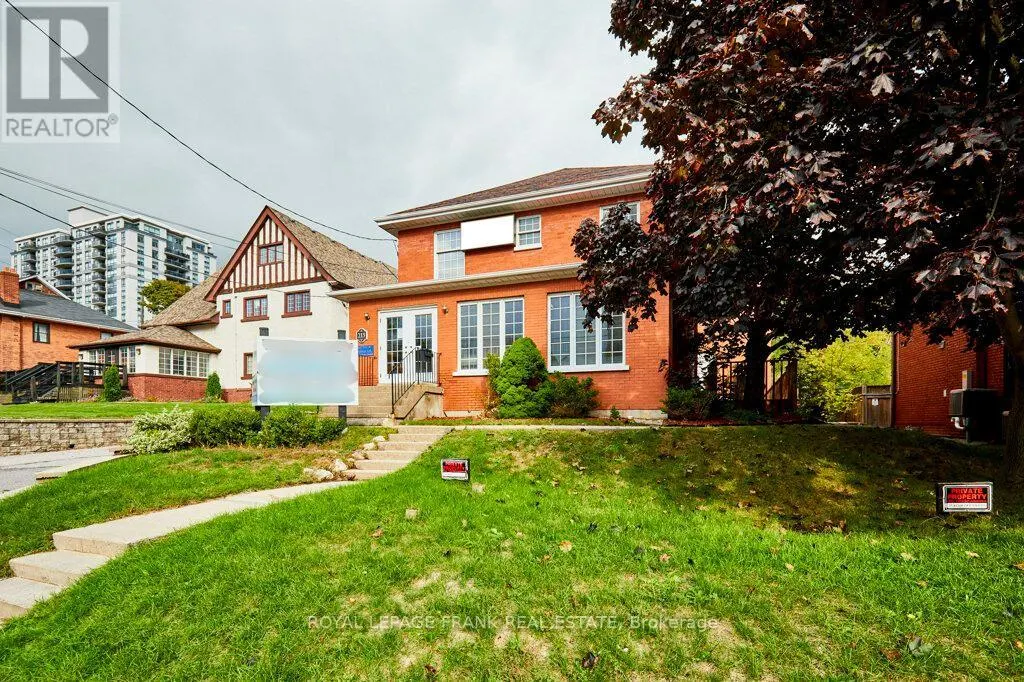215 SIMCOE STREET N