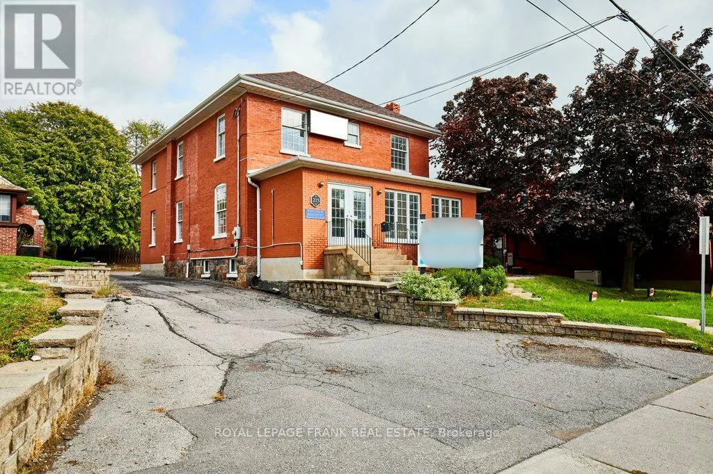 215 SIMCOE STREET N