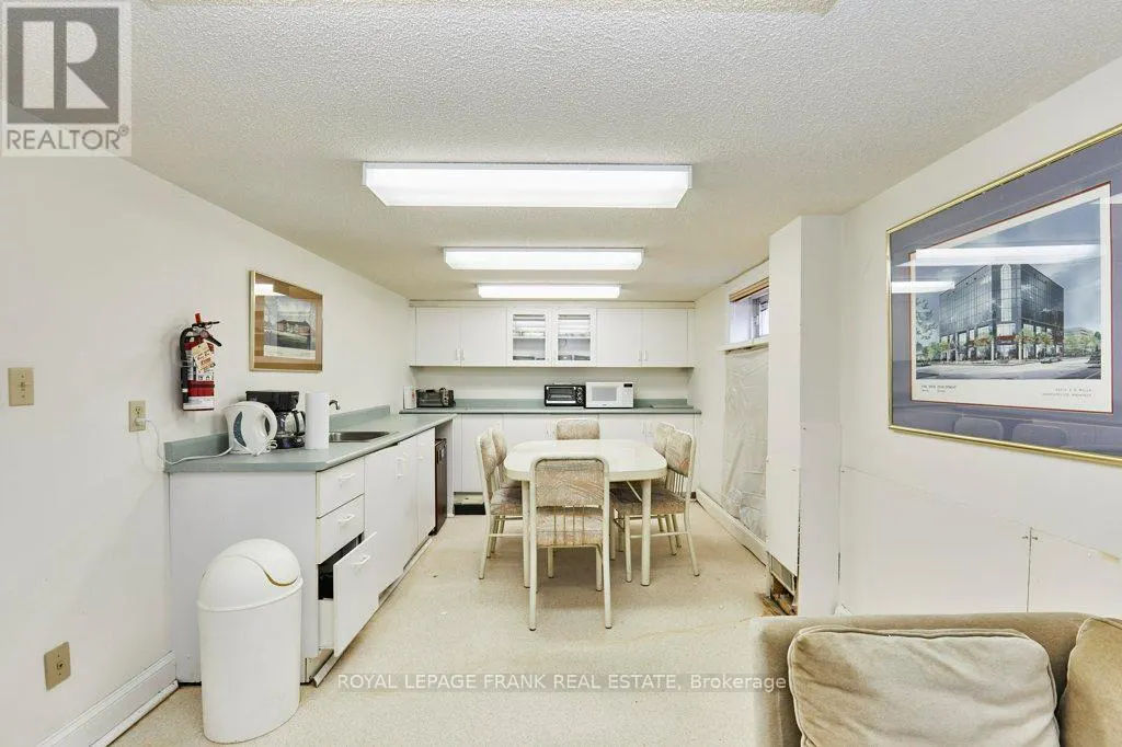 215 SIMCOE STREET N