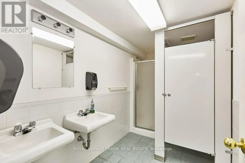 215 SIMCOE STREET N