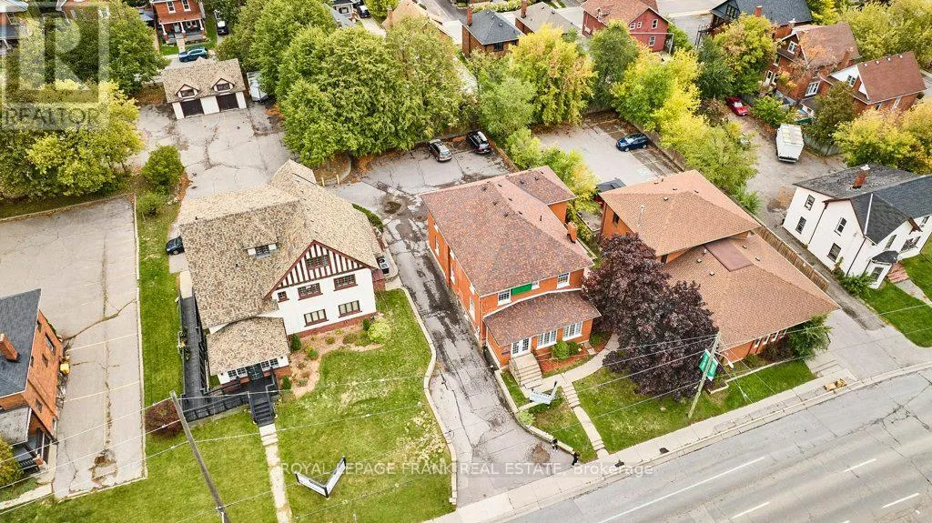 215 SIMCOE STREET N
