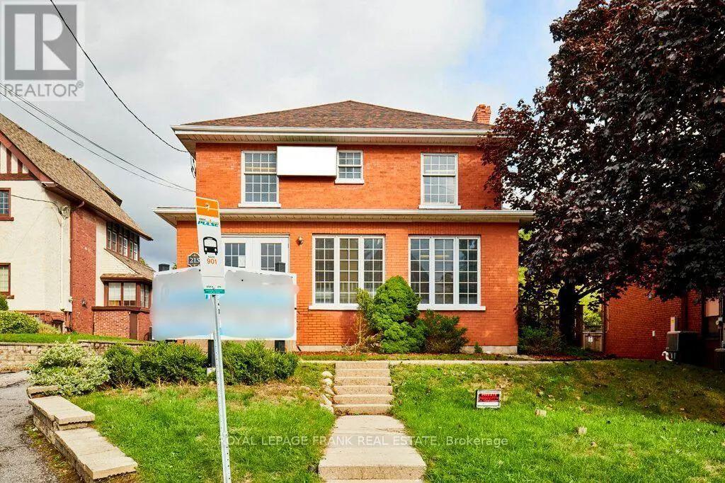 215 SIMCOE STREET N