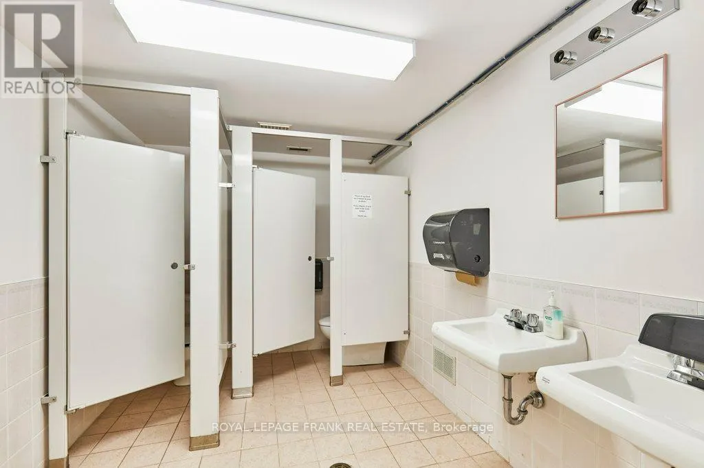 215 SIMCOE STREET N