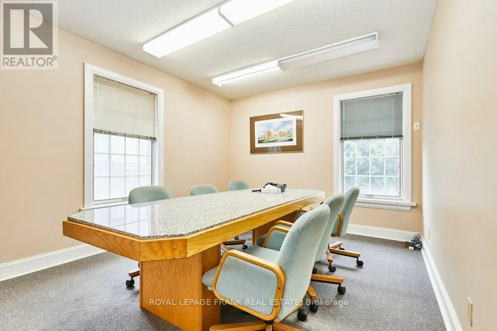 215 SIMCOE STREET N
