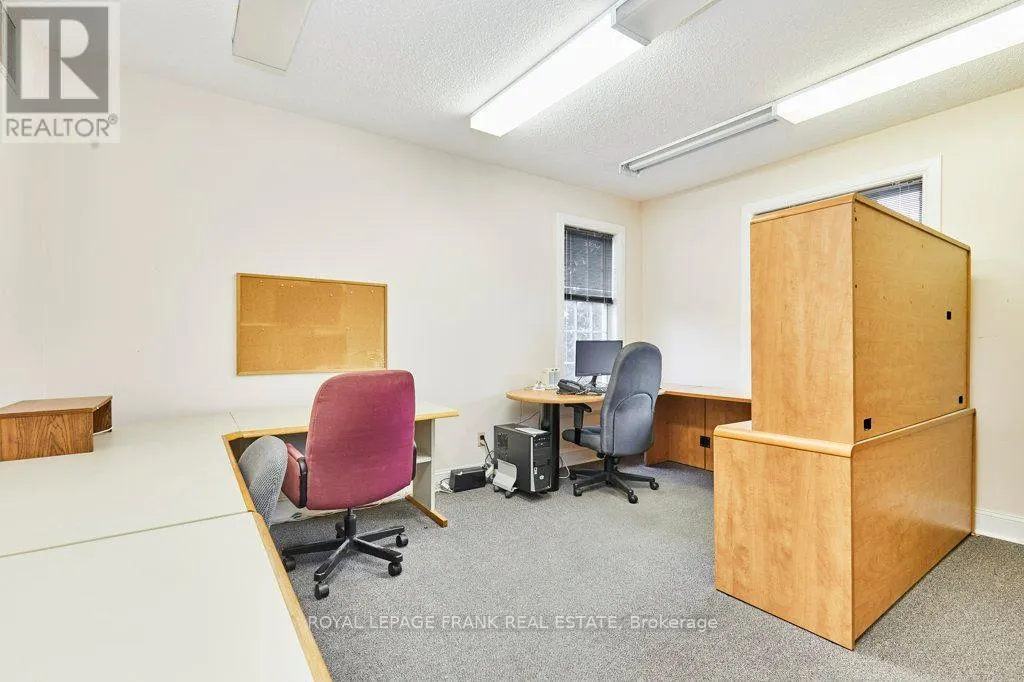 215 SIMCOE STREET N
