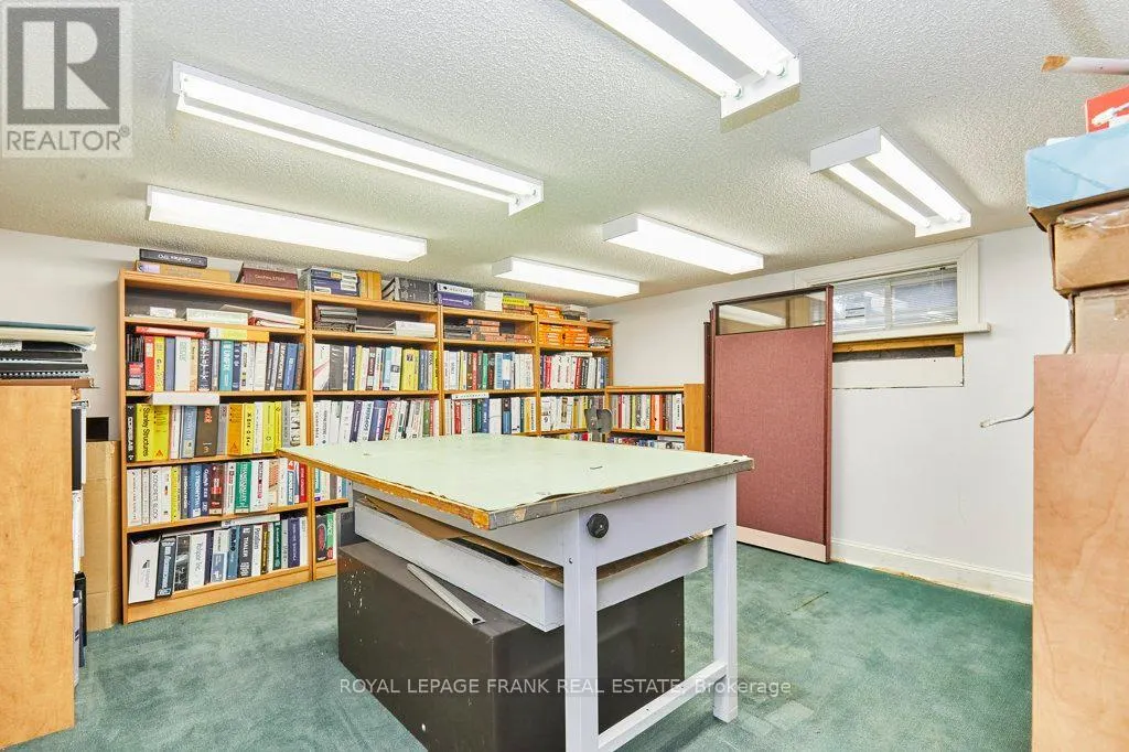 215 SIMCOE STREET N