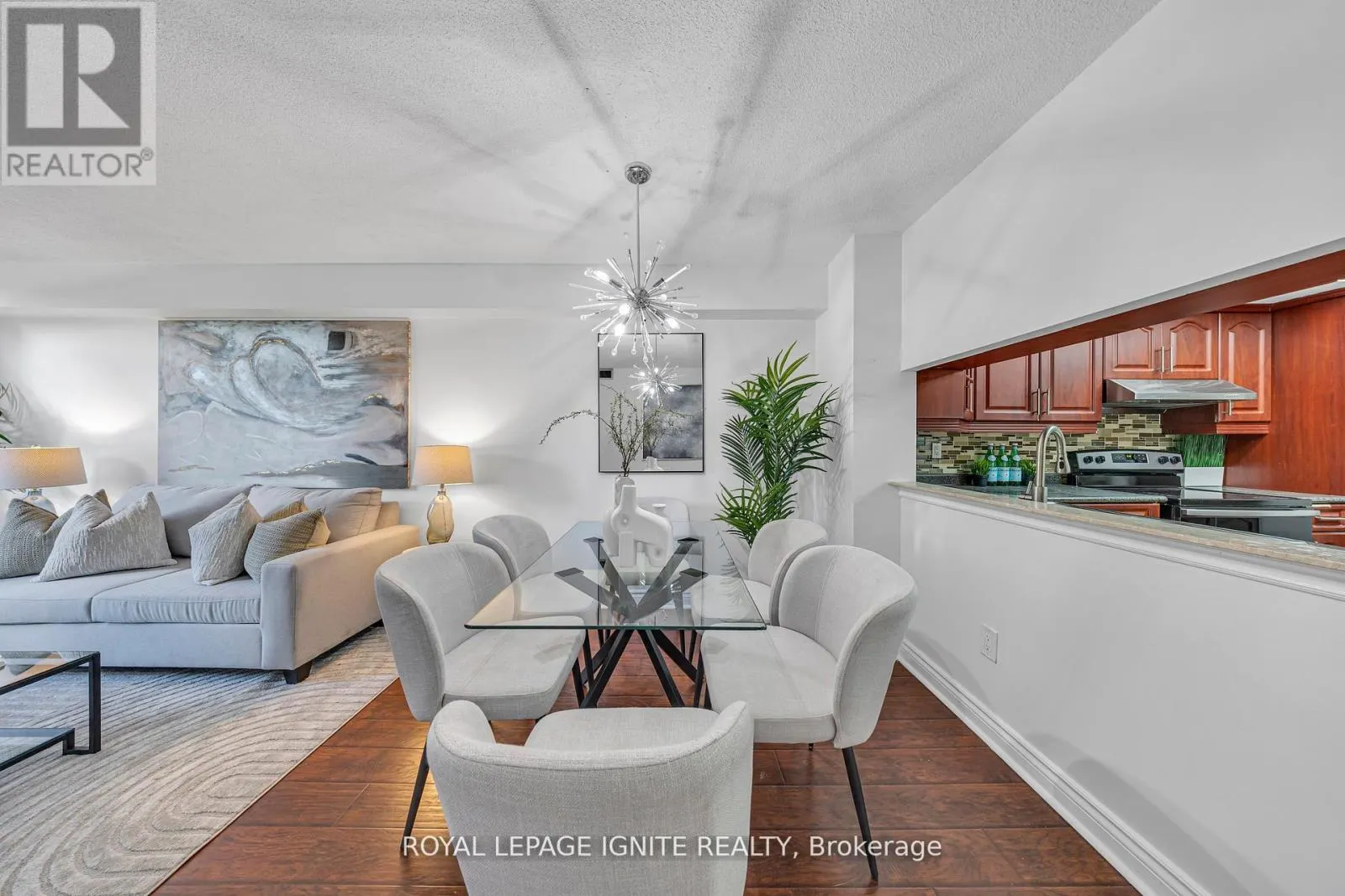 215 - 88 ALTON TOWERS CIRCLE
