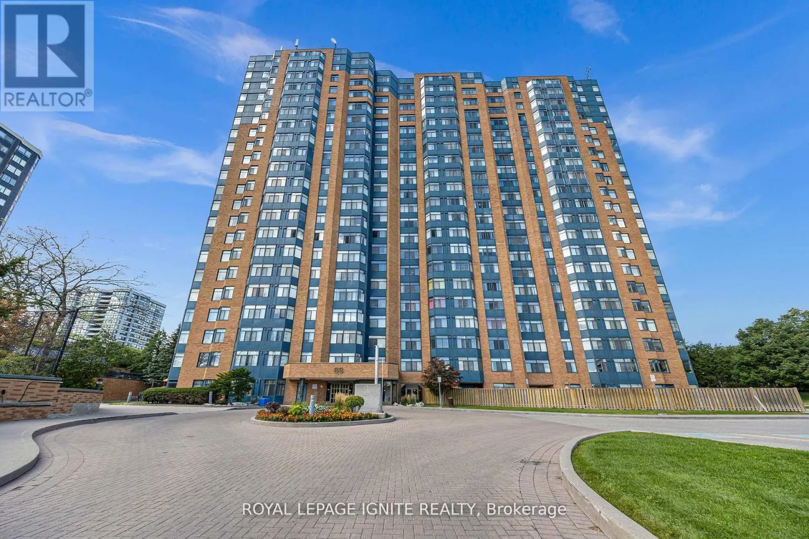 215 - 88 ALTON TOWERS CIRCLE