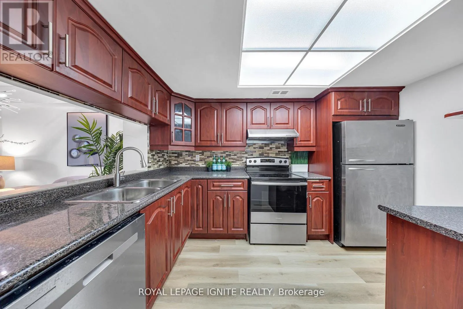215 - 88 ALTON TOWERS CIRCLE