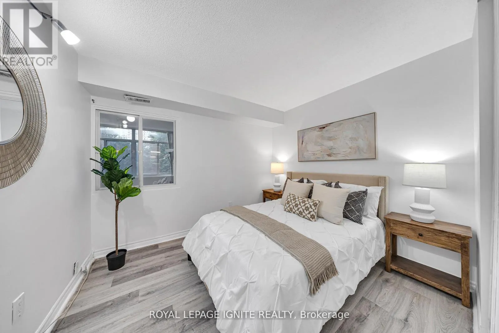 215 - 88 ALTON TOWERS CIRCLE