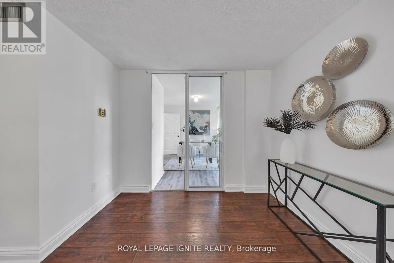 215 - 88 ALTON TOWERS CIRCLE