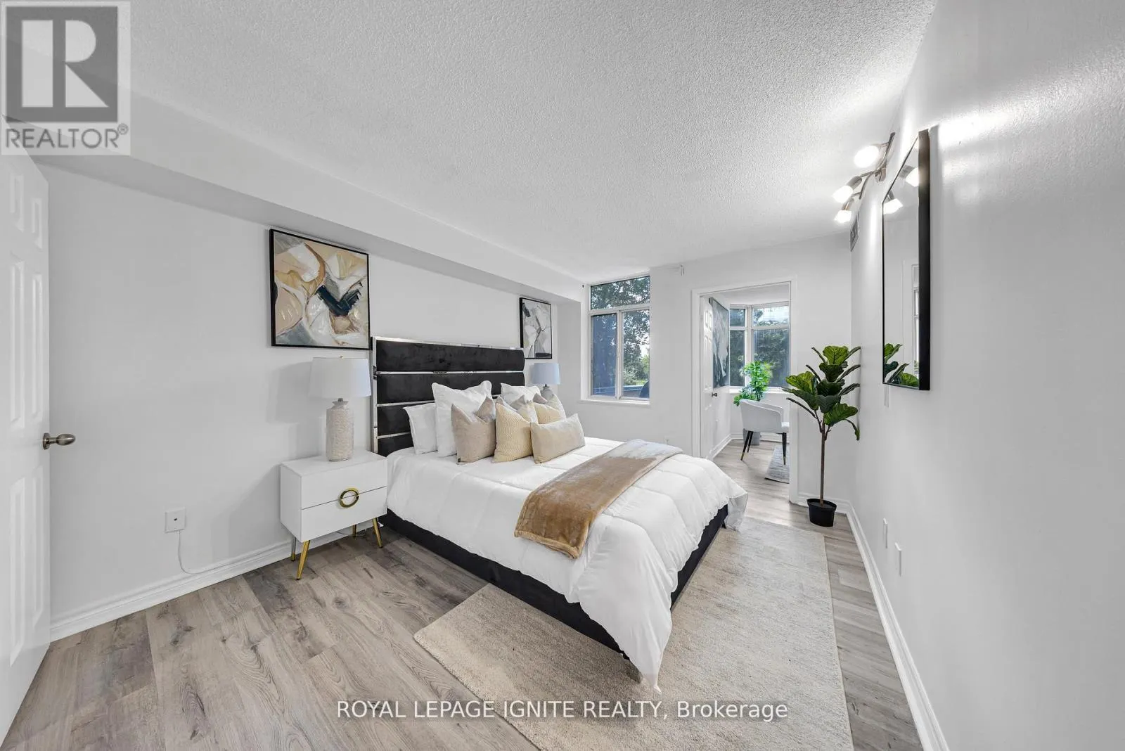 215 - 88 ALTON TOWERS CIRCLE