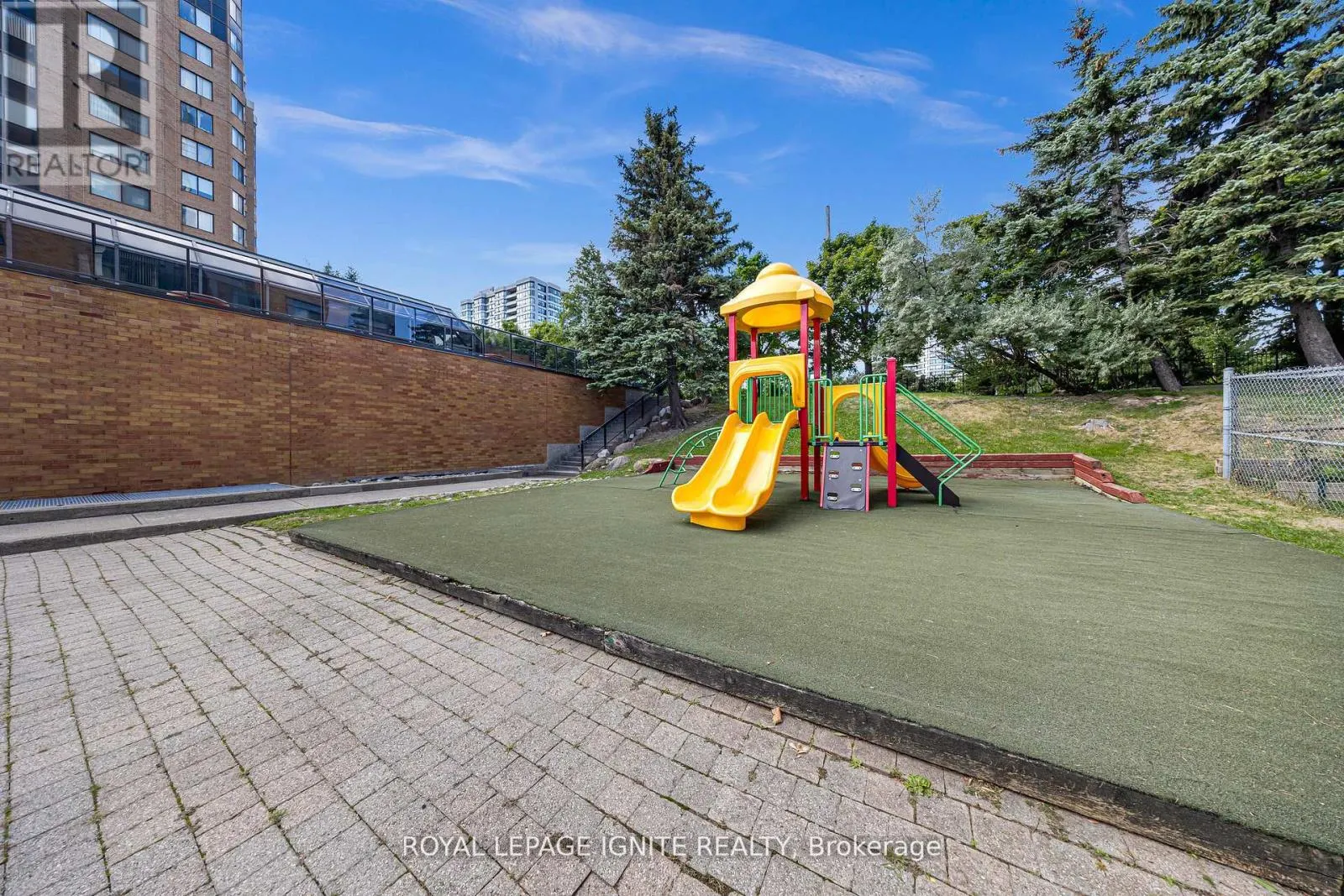 215 - 88 ALTON TOWERS CIRCLE