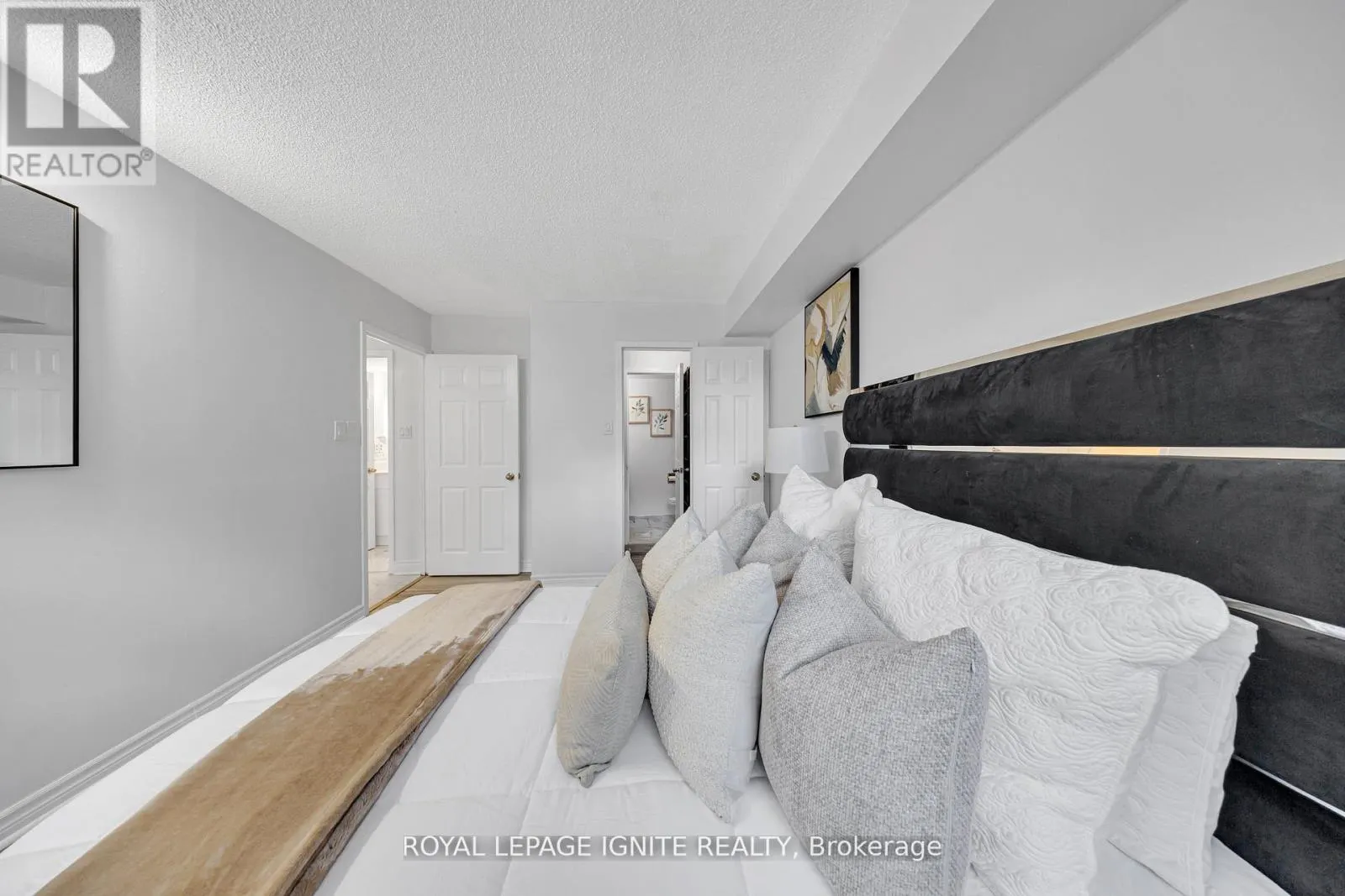 215 - 88 ALTON TOWERS CIRCLE