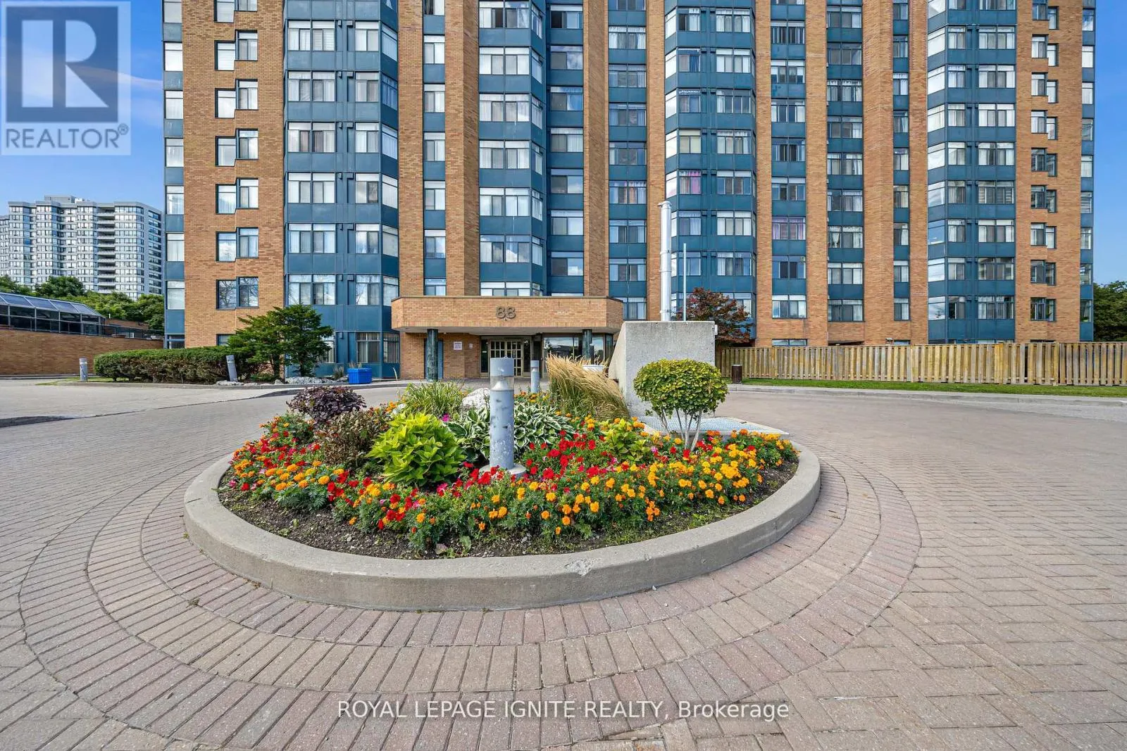 215 - 88 ALTON TOWERS CIRCLE