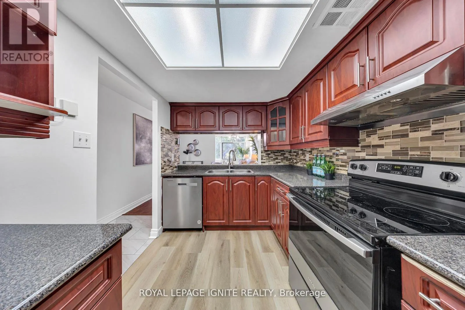 215 - 88 ALTON TOWERS CIRCLE