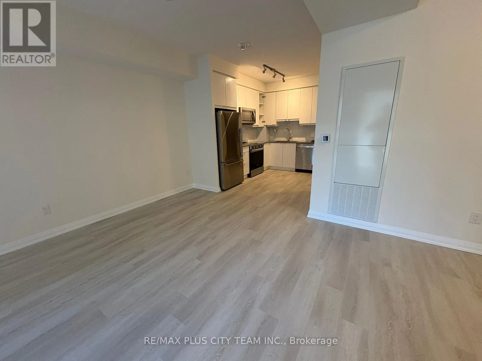 827 - 3260 SHEPPARD AVENUE E