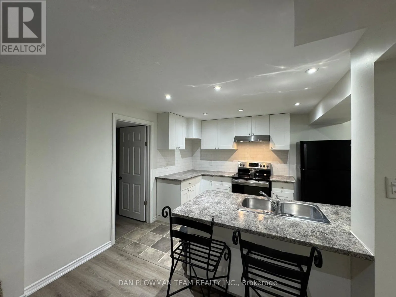 37 WOOD DRIVE