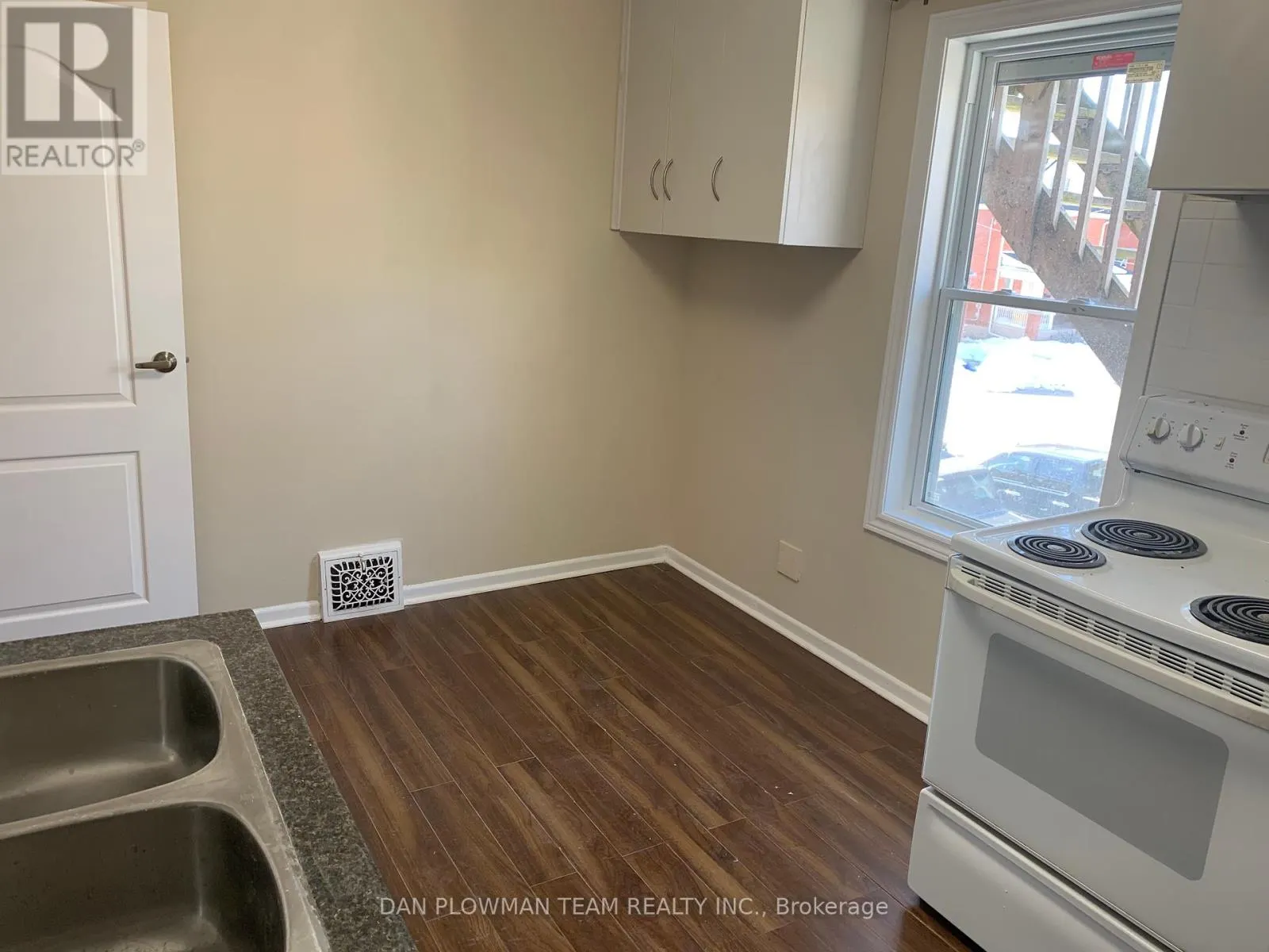 3 - 54 RITSON ROAD S