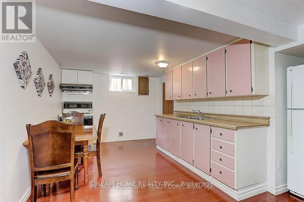 #MAIN FLOOR 2 - 31 LAMBETH SQUARE