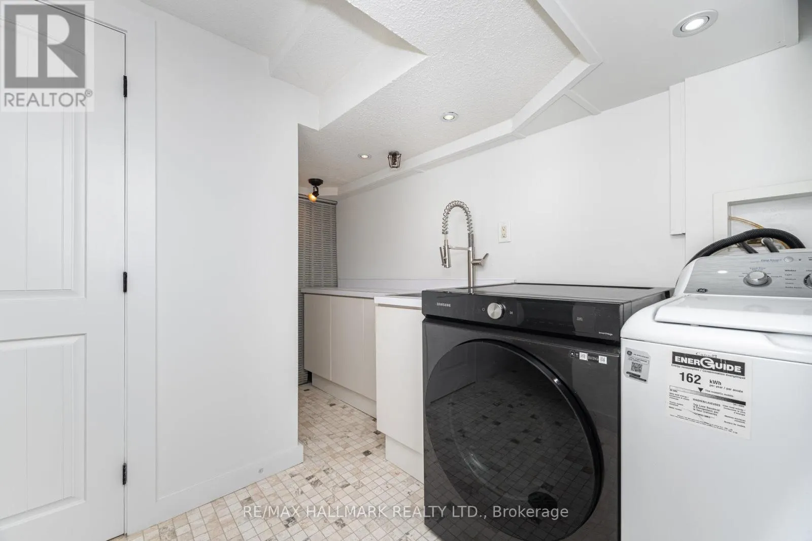 #5 - 90 KIPPENDAVIE AVENUE