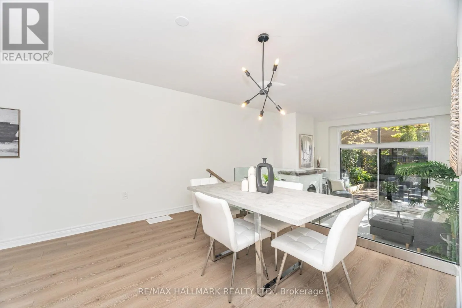 #5 - 90 KIPPENDAVIE AVENUE