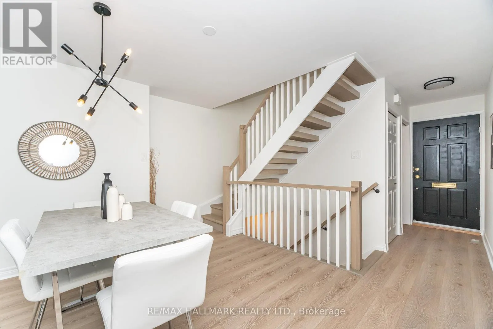 #5 - 90 KIPPENDAVIE AVENUE