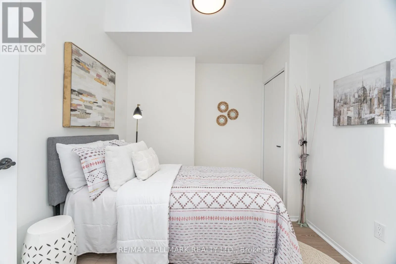 #5 - 90 KIPPENDAVIE AVENUE