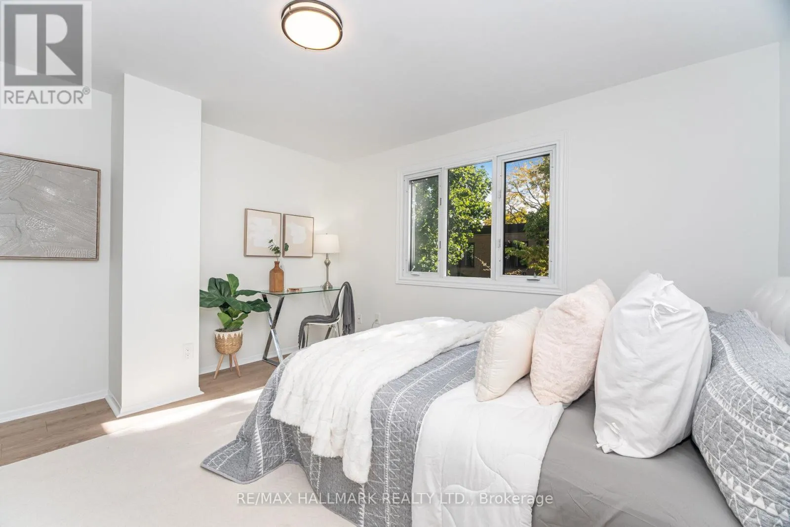 #5 - 90 KIPPENDAVIE AVENUE