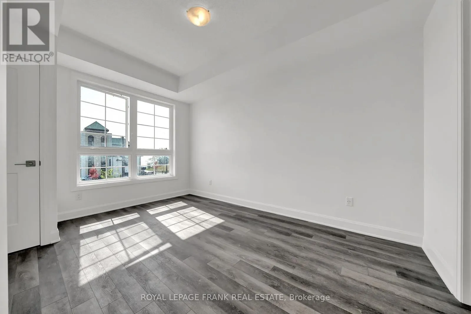 216 - 50 LAKEBREEZE DRIVE, #216