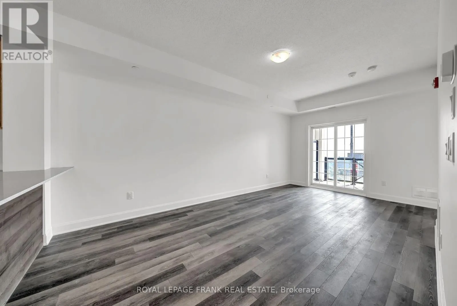 216 - 50 LAKEBREEZE DRIVE, #216