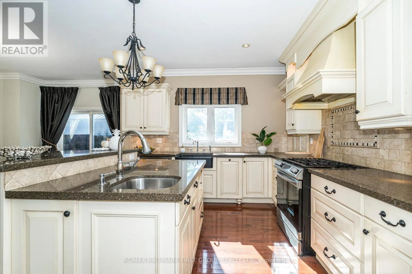 24 PORTELLI CRESCENT