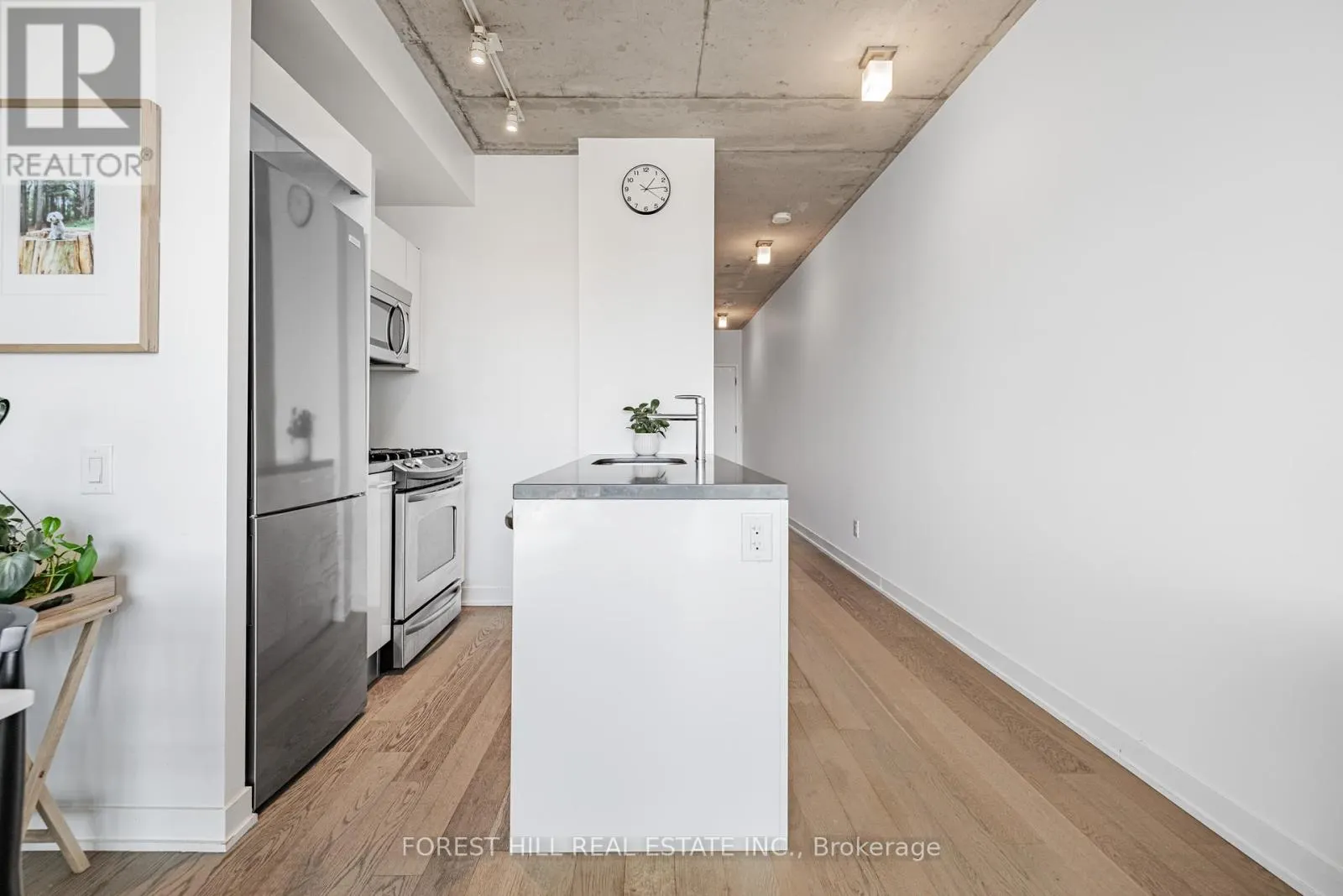 607 - 319 CARLAW AVENUE