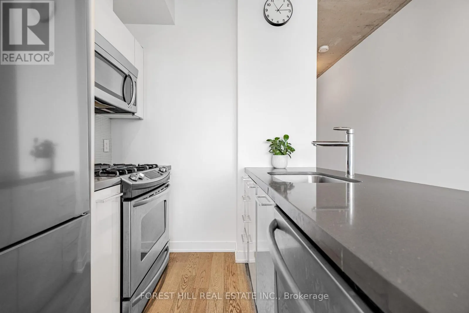 607 - 319 CARLAW AVENUE