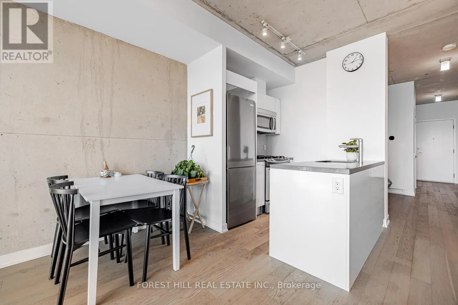 607 - 319 CARLAW AVENUE