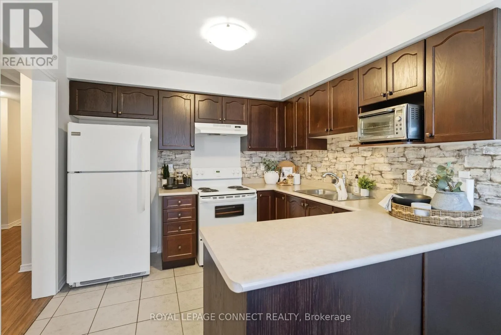 18 - 1640 GRANDVIEW STREET N